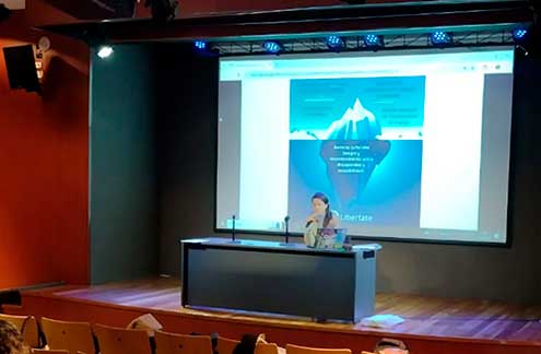 Gabriela Ferreiro de Libertate dando una capacitacíón frente a un auditorio.